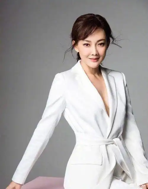 很遗憾,牛莉没有参加"浪姐",因为她已经47岁了,且身材很好