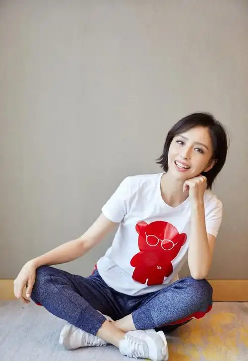 佟丽娅私底下更少女穿格纹泡泡袖衫配短裤笑容甜美嫩回18岁