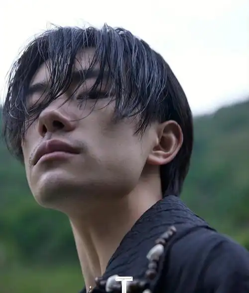 22岁的易烊千玺胡子都长出来了