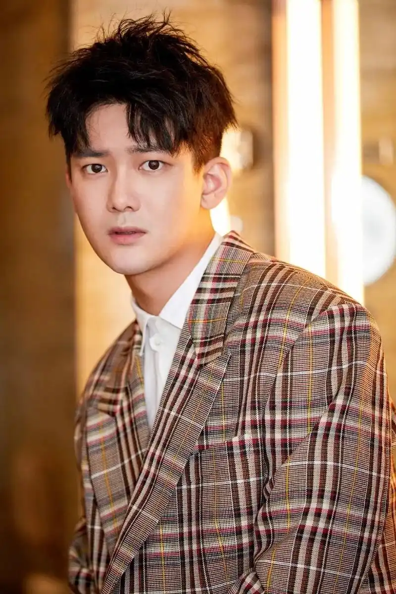 行走巴黎的衣架子熊梓淇迷人的嗓音加上阳光帅气的模样