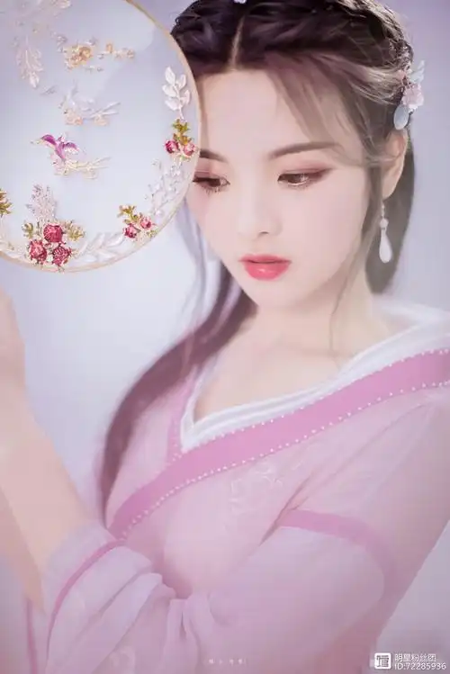 当杨超越穿上古装之后,感觉精致的就如漫画中少女