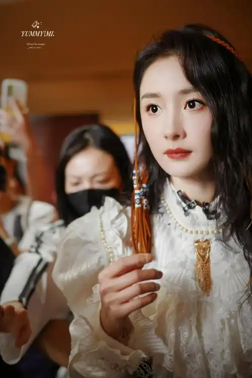 杨幂超话#杨幂密室大逃脱#230421 99上班9499@杨幂#今日星拍