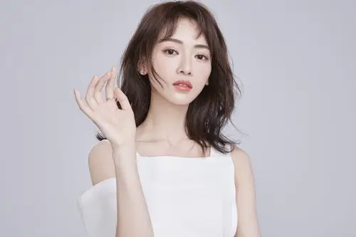 吴谨言生日大片曝光白色露肩长裙清新优雅