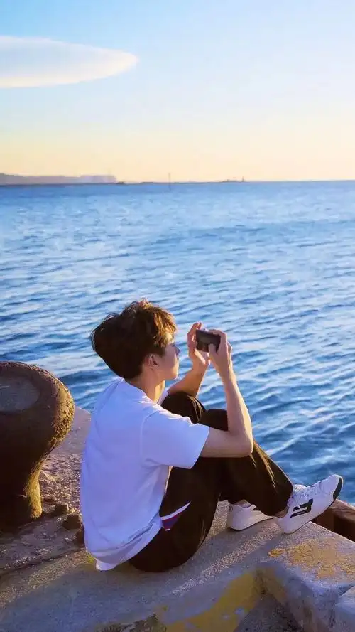 王俊凯海边慵懒风vlog