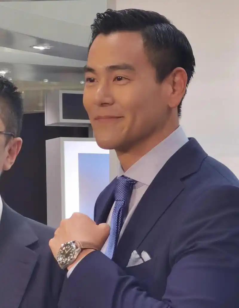 41岁的彭于晏,一身藏青西装搭配偏分油头现身三亚品牌活动,真的不愧是