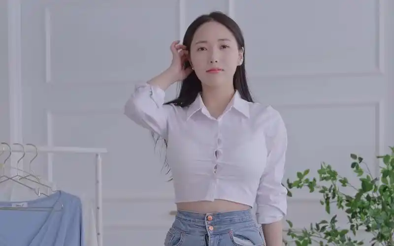 精品推荐:韩国牛仔裤美女教你时尚穿搭