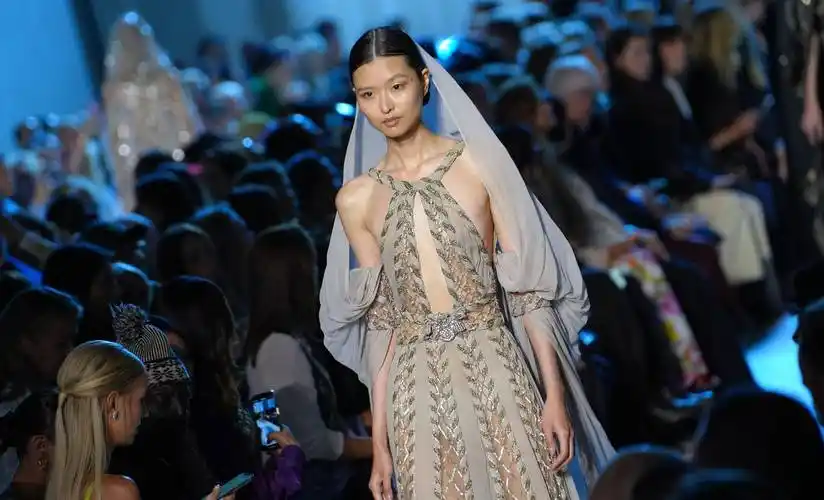 (外包二线)巴黎高级定制周-eliesaab品牌时装秀(3)_新华社_时装周