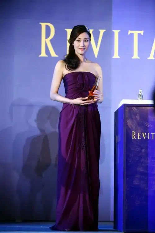 李嘉欣产后复工优雅亮相上海 点拨锋芝夫妻相处之道