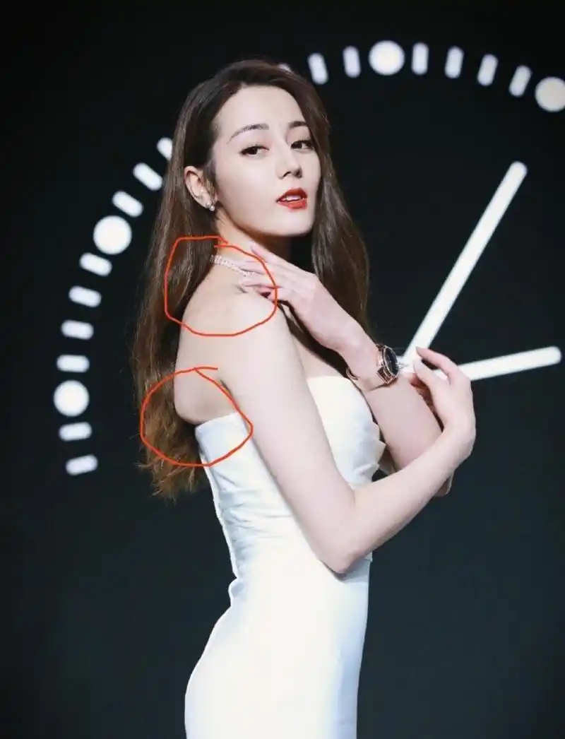 有网友在讨论:迪丽热巴这组图片看起来怪怪的,是修图没修好吗?