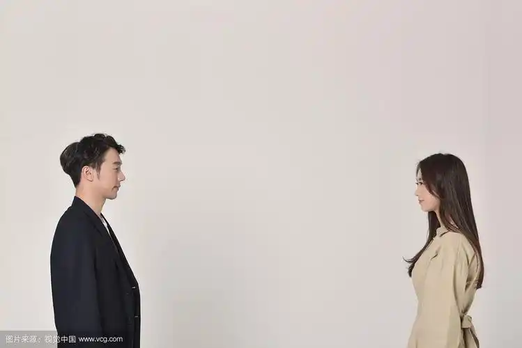 夫妻面对面站立的摄影