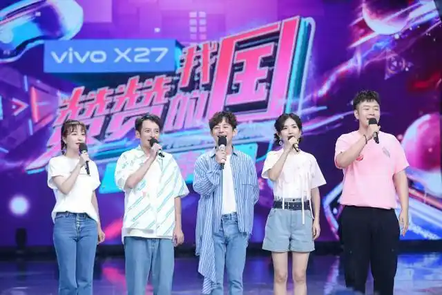 昨晚最新一期的《快乐大本营》播出,何炅照例晒出九宫格宣传照,这次