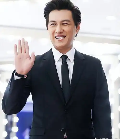 靳东初次亮相之时,无疑为我们带来了全新的视觉体验,令人印象深刻.