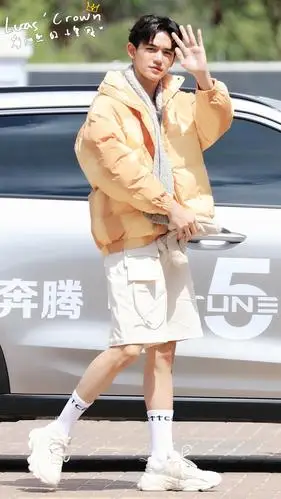 黄旭熙0528三亚跑男录制路透更新中骑上我心爱的小摩托