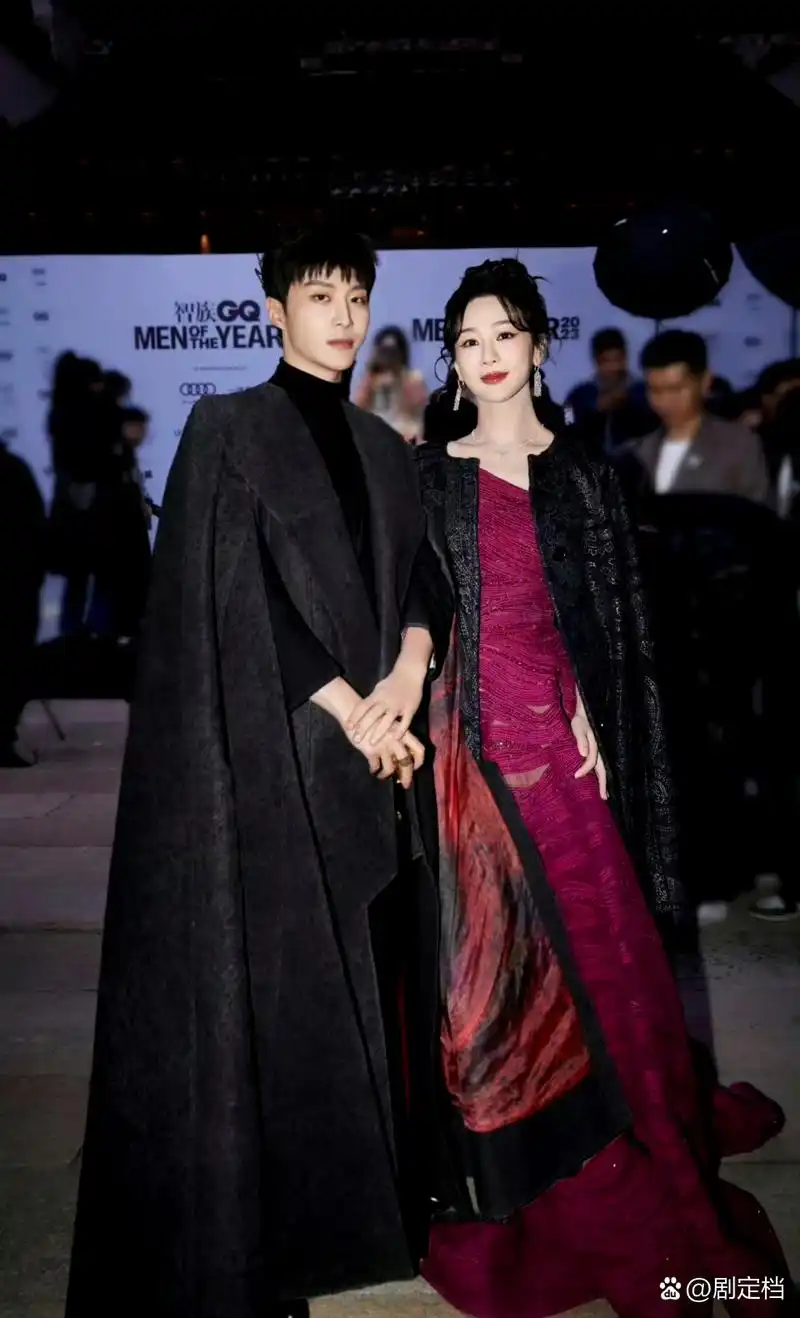 杨紫范丞丞gq盛典同框照,在船上一起拍照,拿着手机展示手机壳,上面写