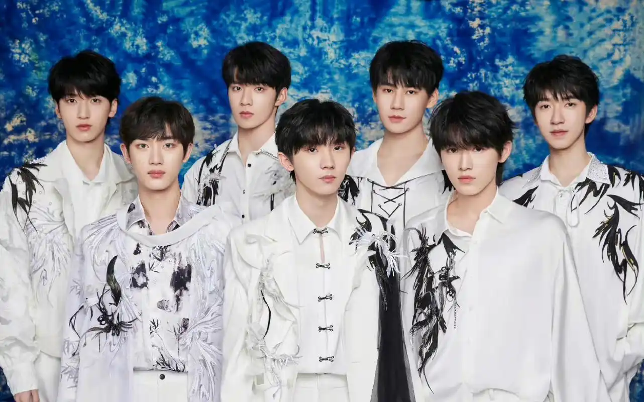 时代少年团出道900天合照来咯!未来也要在舞台上继续绽放光芒!