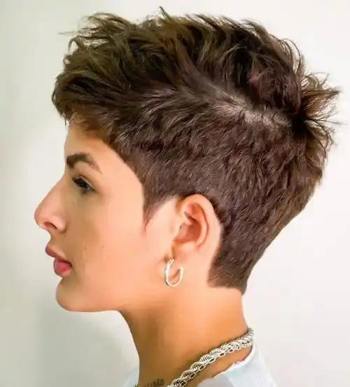 中年女性发型新风尚,周边铲短搭配头顶纹理烫,尽显时尚年轻态