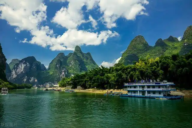 中国幅员辽阔,东西南北分布着多样的景观,包括山,河,湖,草原,森林