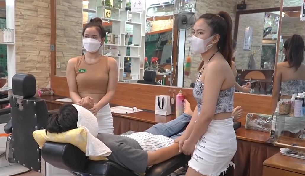 越南理发小妹的一天,戴口罩也挡不住高颜值,每天生意十分火爆