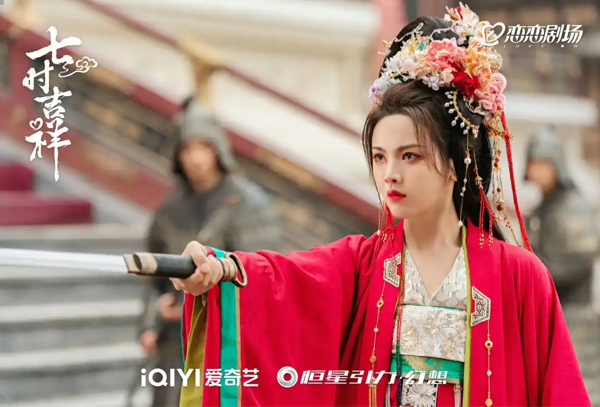 《云秀行》李一桐婚服造型,头应该很沉吧!