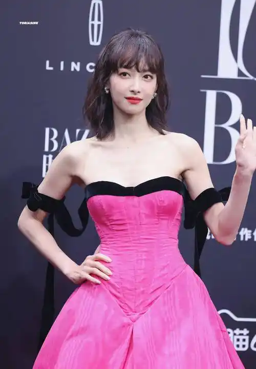 赵丽颖一黑一白两套礼服上演极致诱惑_造型_杨颖_连衣裙