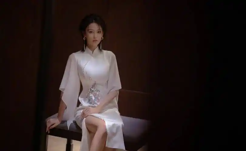 原创张馨予穿旗袍素雅秀美妩媚动人惊艳全场让你看到中华服饰的美