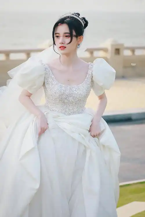鞠婧祎婚纱造型