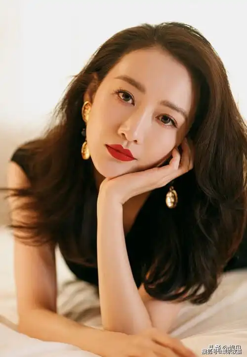 风情万种,摇曳生姿,是对女性最崇高的赞誉之一,也是所谓"女人味"的最