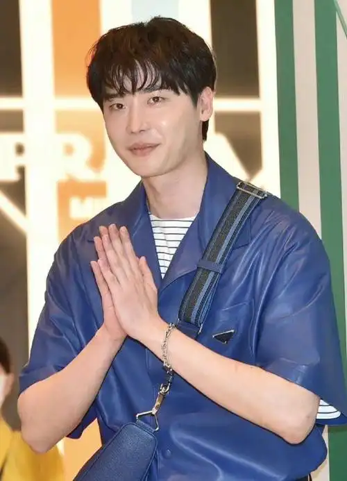 李钟硕近照曝光整个人发福到惊人胳膊脸部胖了一圈