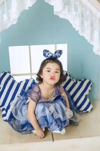 智智的儿童摄影作品《长大一岁啦》