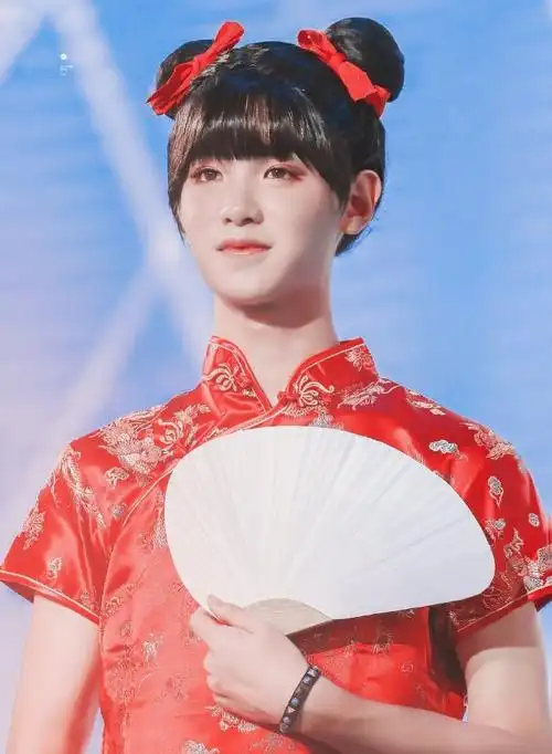 惊艳四座的女装大佬#我看非我们黄春卷莫属吧justin黄明昊可盐可甜