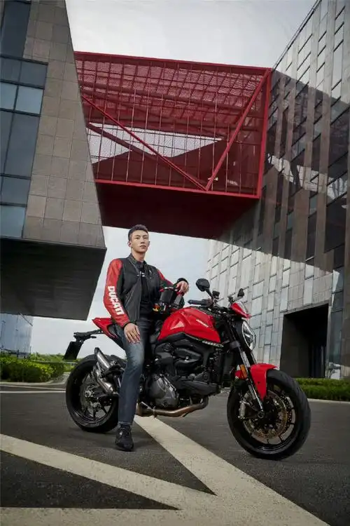 黄景瑜他从火光中走来##黄景瑜皮衣机车造型