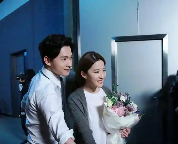 杨洋刘亦菲同框秀恩爱,秘密领证五月举行婚礼?大批粉丝献祝福