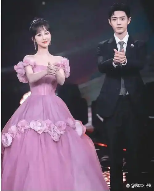 肖战杨紫微博之夜合照,互让先走笑容可掬