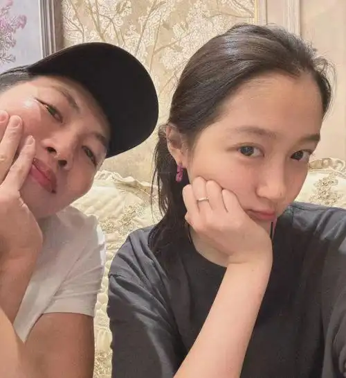 关晓彤迎26岁生日鹿晗连续7年卡点庆生中指戴戒指疑已订婚