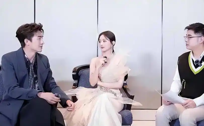 原创与凤行直播甜炸林更新下意识喊赵丽颖媳妇要嗑疯了