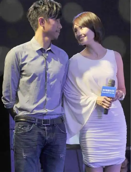 袁泉与老公同台一袭小白裙温柔大方眼神都舍不得离开夏雨了