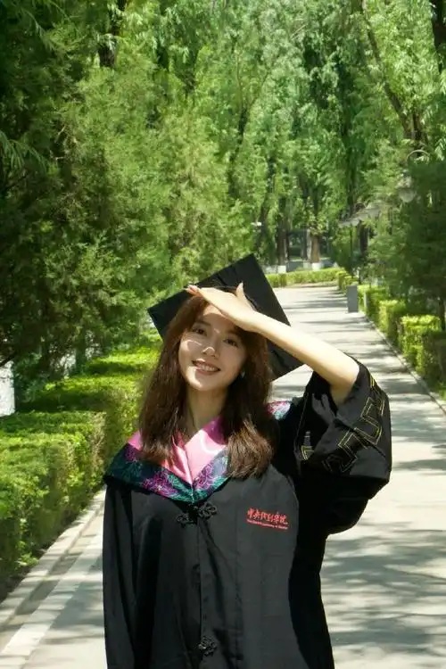 赵今麦学士服照