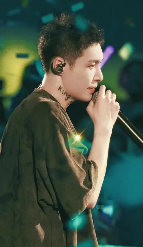 是exo自己的何炅##张艺兴挖了个兵马俑手办##张艺兴蓝色碎盖短发