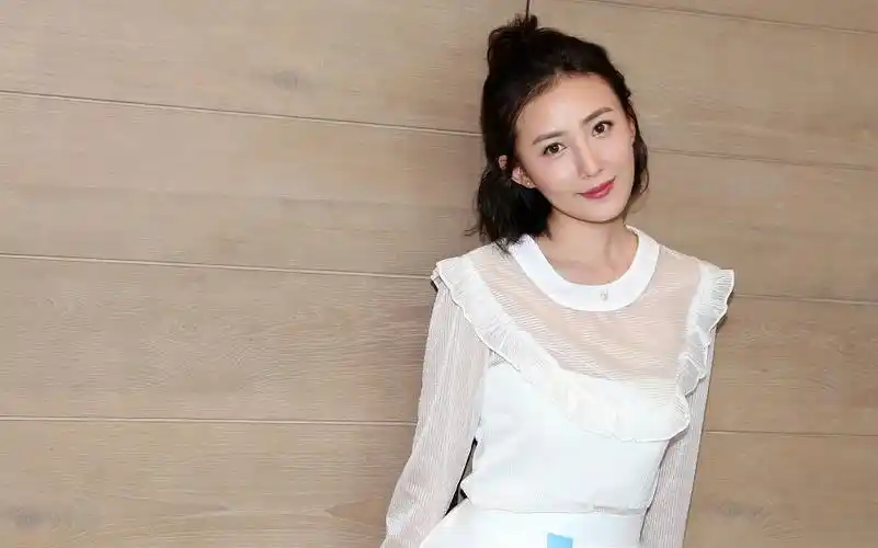 张墨锡早秋写真曝光 俏丽短发甜美清新