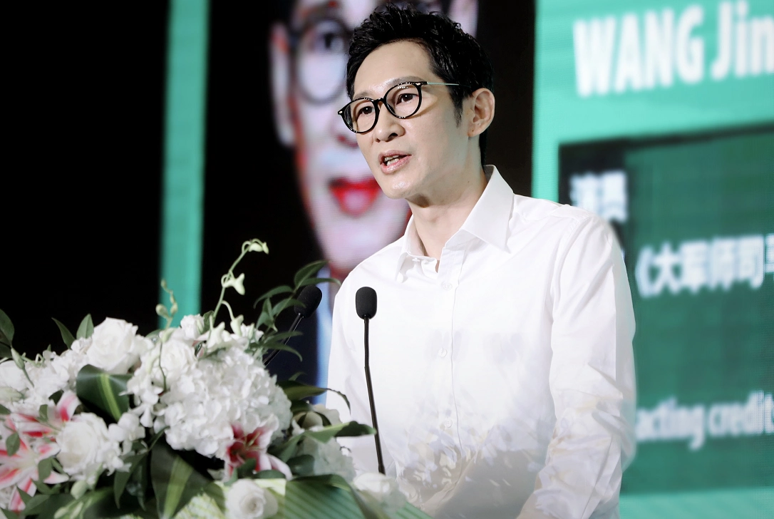 老戏骨王劲松在众星前斥年轻演员不要脸网友猜测在说谁