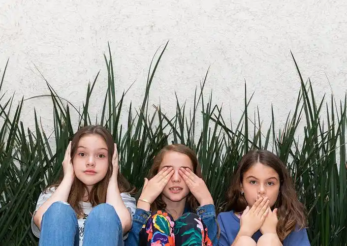 三个女孩坐下来,捂着眼睛,嘴和耳朵图片下载