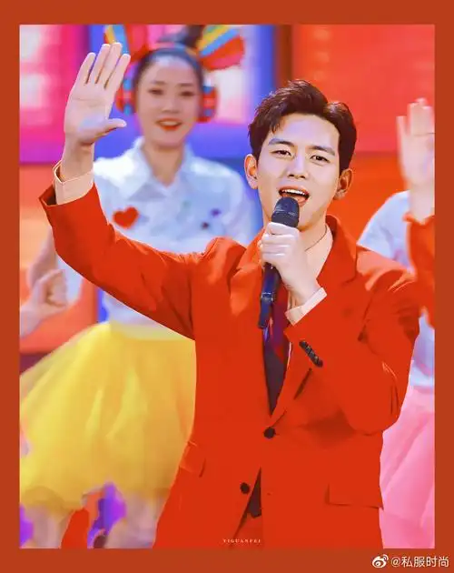 李现春晚首秀,太撩人了,红色正装的现男友让人心动!