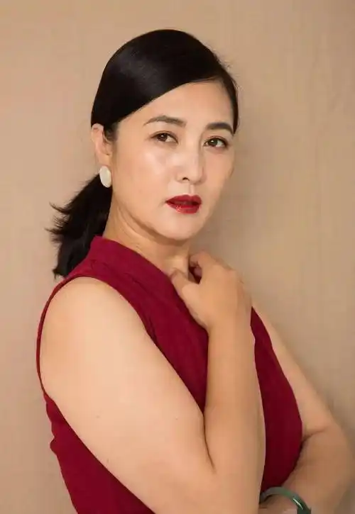 脸上斑点清晰可见手臂还粗厚,中年气息很足_王箐_身材_华的