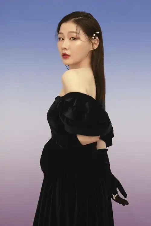 李佳琦直播间再现翻车金靖穿短上衣撩发时走光不慎ra惹来全网守护