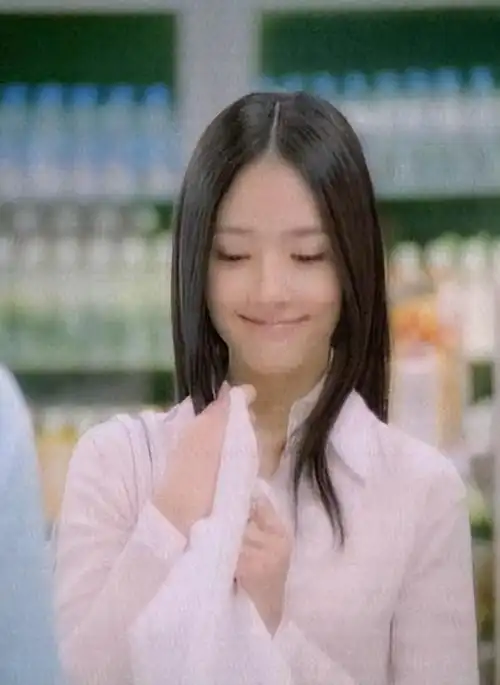 初入娱乐圈的时候郭碧婷还只是一个小小的平面模特,偶尔拍拍杂志,又