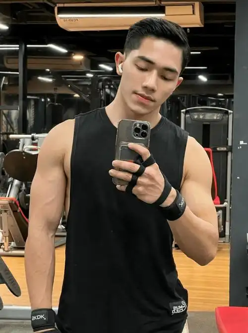 自信的肌肉男爱自拍