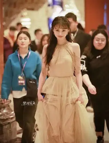 郑爽与范冰冰同框颜值遭碾压,冰冰高调复出开心自拍美成焦点