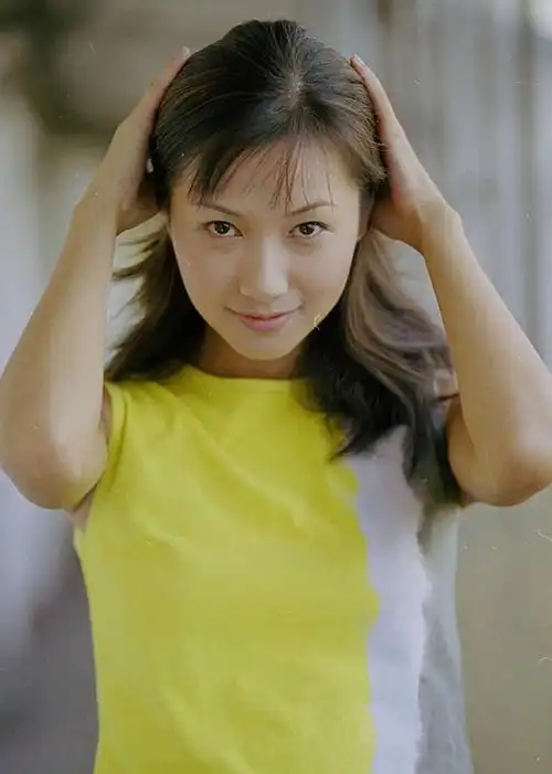徐静蕾少女时期照片穿黄衣青春可爱有刘海轻盈灵秀