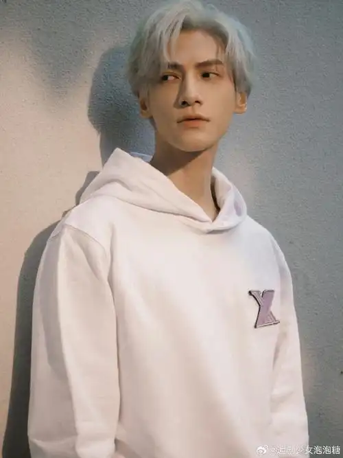 罗云熙银发白卫衣##罗云熙又染了白发#  罗云熙白发造型,妥妥撕漫 !!