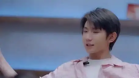 黄雅莉与王源同框孕肚抢镜